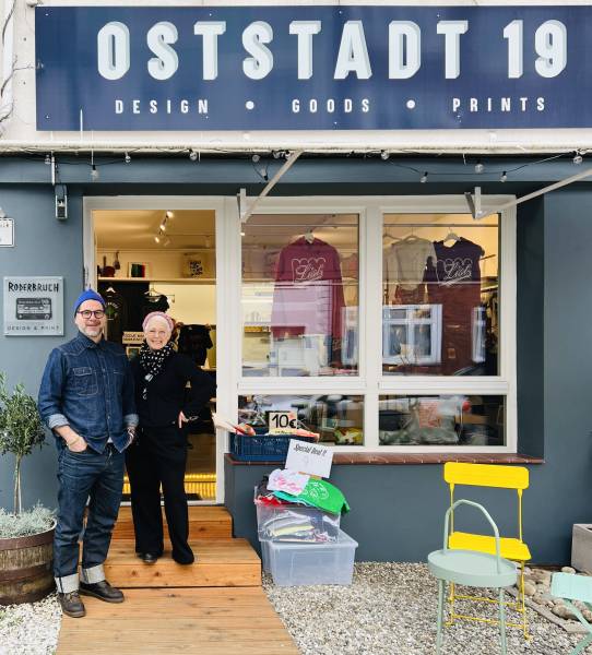 Rob & Kat von Roderbruch vor dem o19 Concept Store